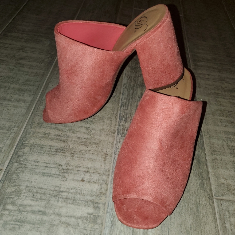 Thick cube heel salmon colored shoes